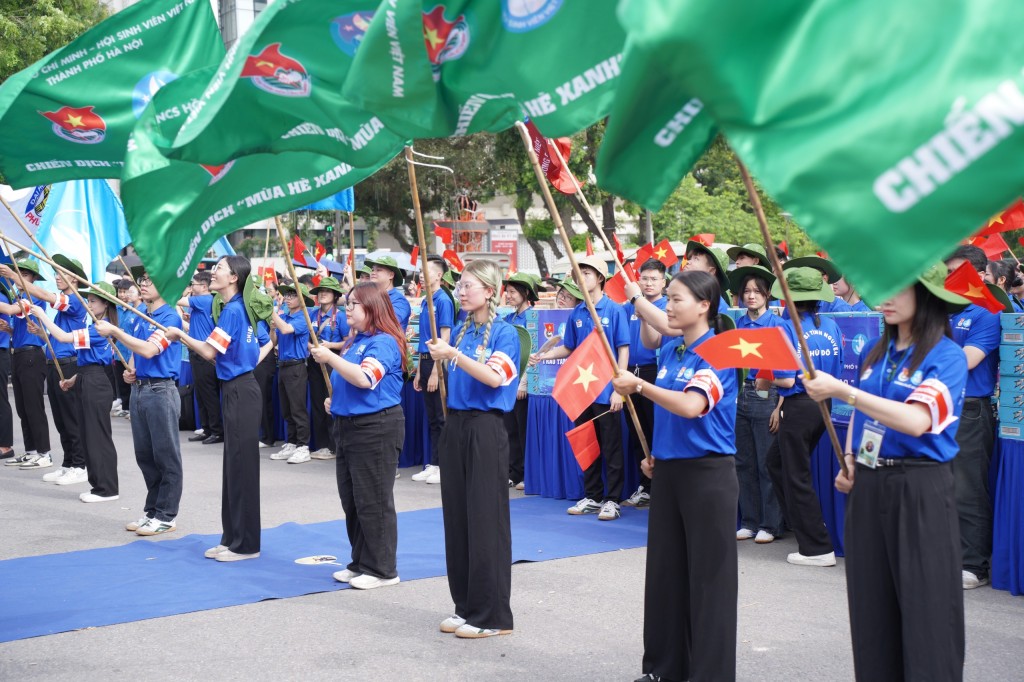 Lễ xuất quân có sự tham gia của 60 đội hình tình nguyện với gần 2000 tình nguyện viên đến từ các trường Đại học, Học viện, Cao đẳng trên địa bàn Thủ đô. 