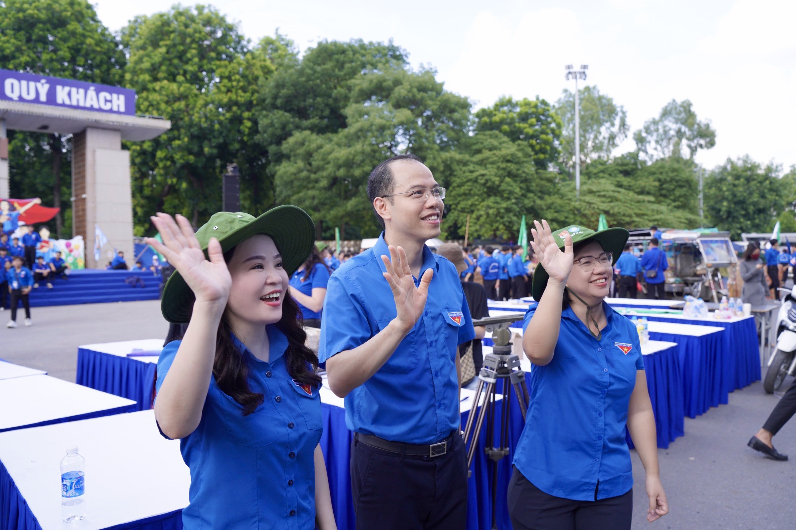 Những cái vẫy tay của lãnh đạo thành phố cùng nụ cười hạnh phúc chính là động lực để các đội hình hết mình làm tình nguyện