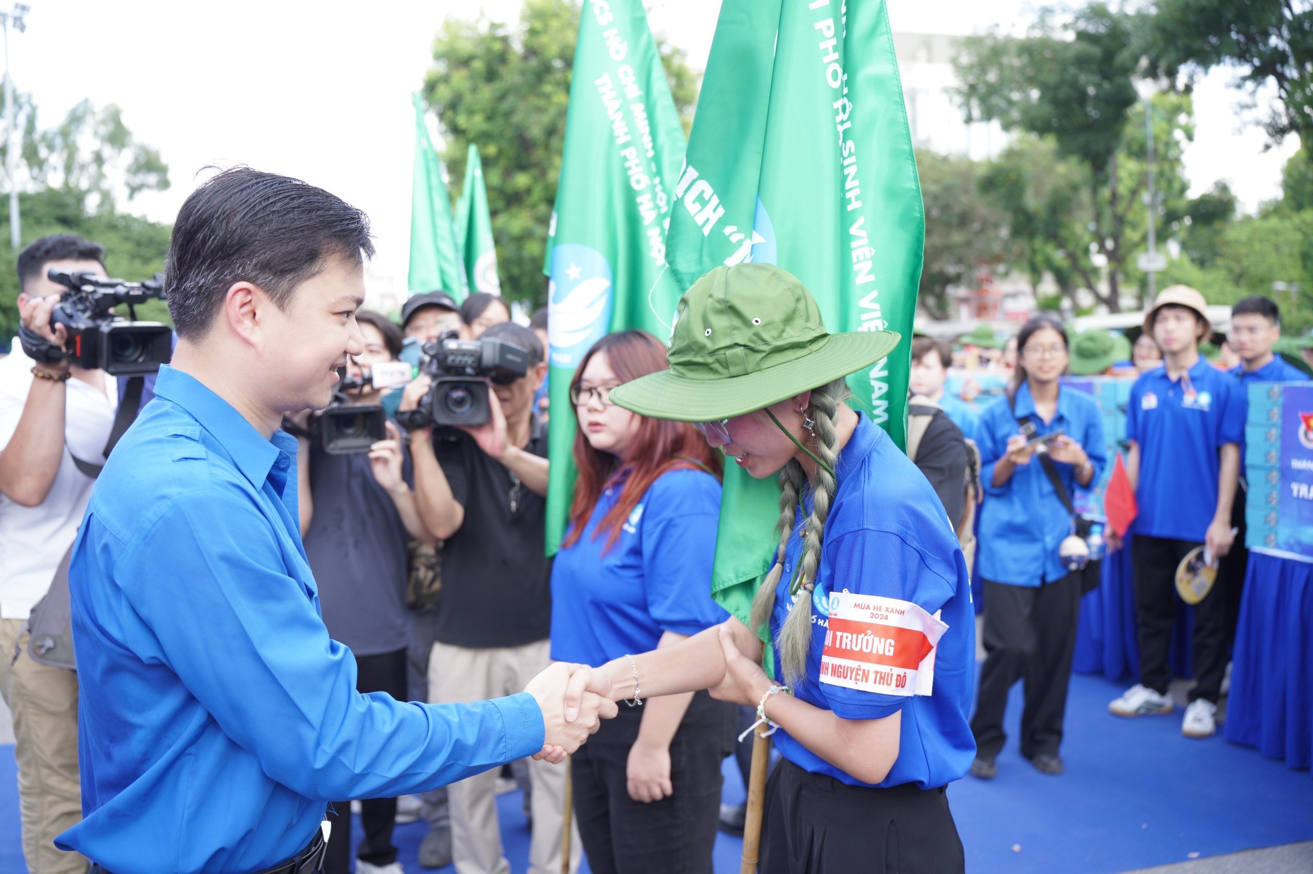 Đồng chí Nguyễn Minh Triết - Bí thư Ban Chấp hành Trung ương Đoàn, Chủ tịch Trung ương Hội Sinh viên Việt Nam trao băng đội trưởng cho các đội hình tình nguyện cấp thành phố.