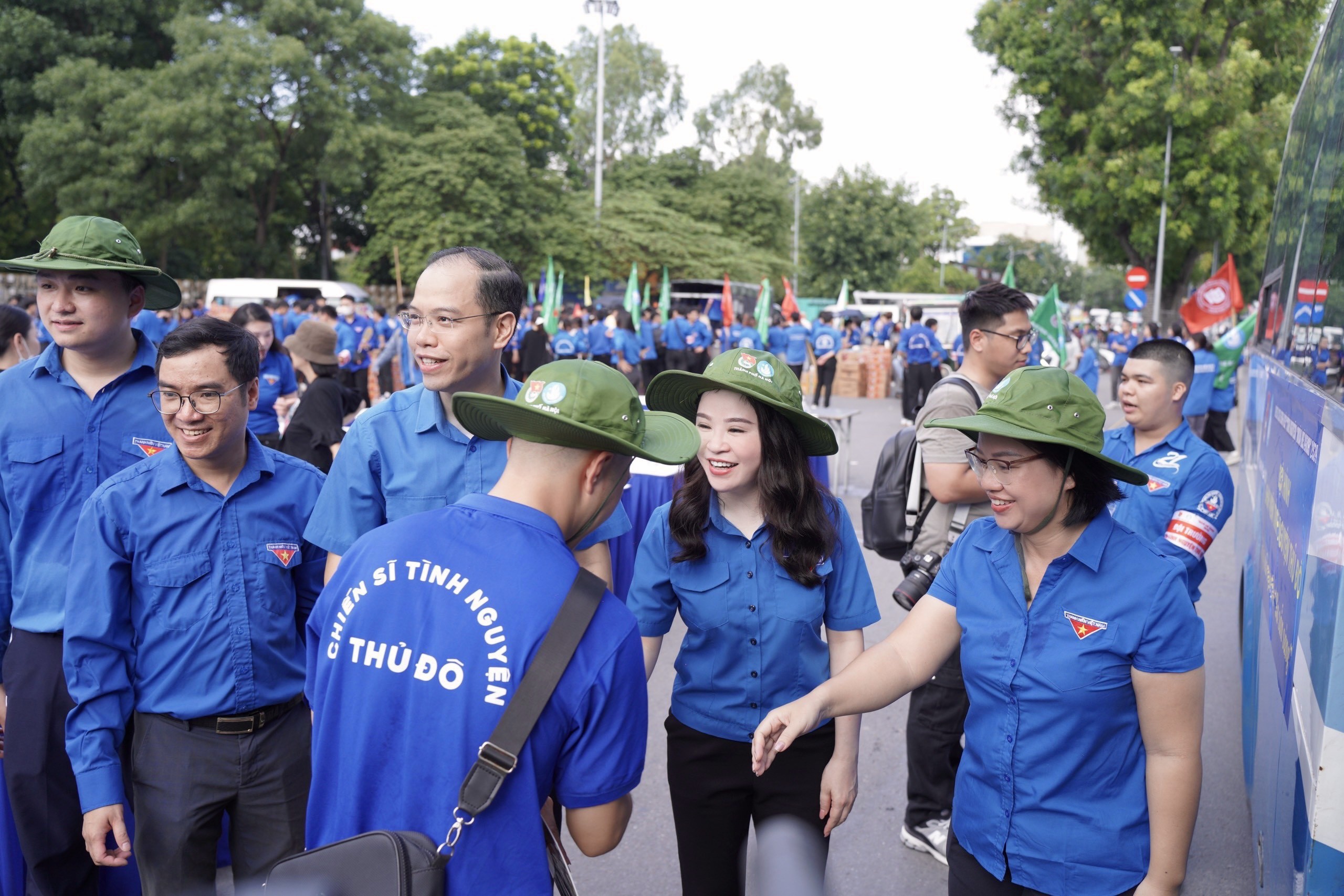 Lãnh đạo thành phố động viên các tình nguyện viên trước khi tỏa đi khắp các tỉnh thành