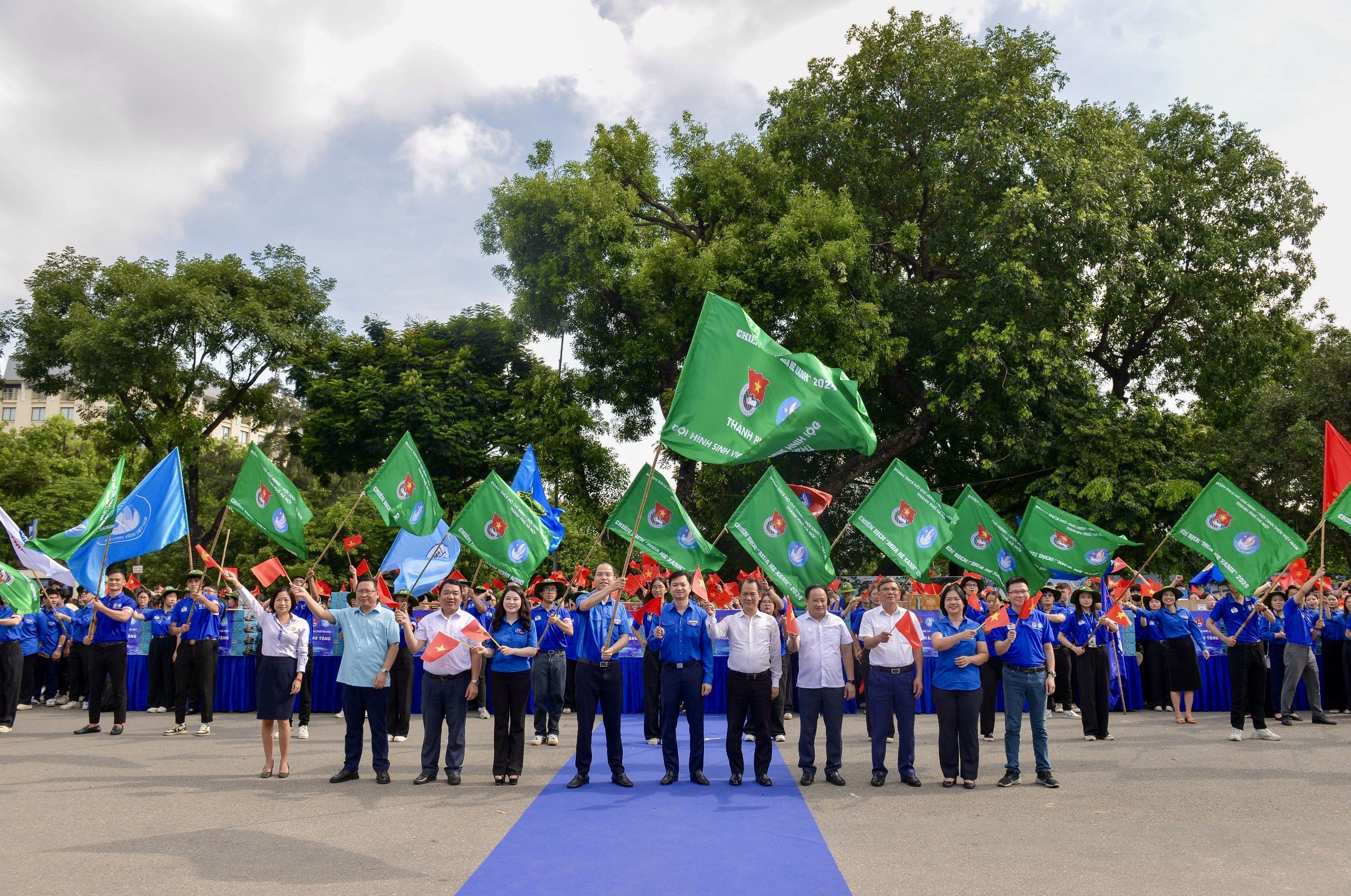 Đại biểu cùng các tình nguyện viên thực hiện nghi thức xuất quân chiến dịch Sinh viên tình nguyện “Mùa hè xanh” 2024 - Sáng mãi ngọn lửa “Ba sẵn sàng”.