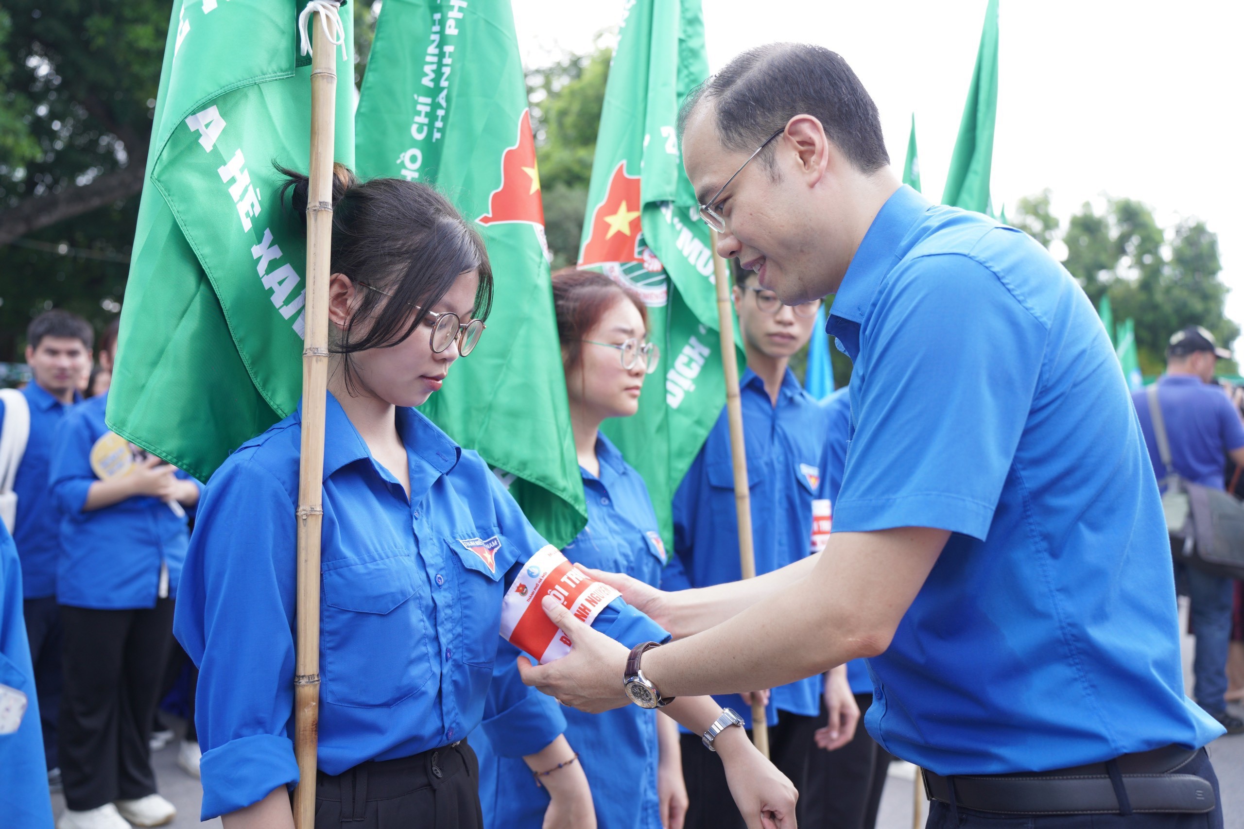 Đồng chí Nguyễn Tiến Hưng, Phó Bí thư Thành đoàn, Chủ tịch Hội Sinh viên Hà Nội trao băng Đội trưởng tình nguyện cho các thành viên