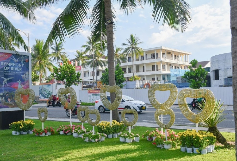 Dự án “Đường hoa biển Đà Nẵng 2024’ được triển khai dọc vỉa hè bãi biển với 13 cụm trang trí hoa và cây lá màu độc đáo, ấn tượng