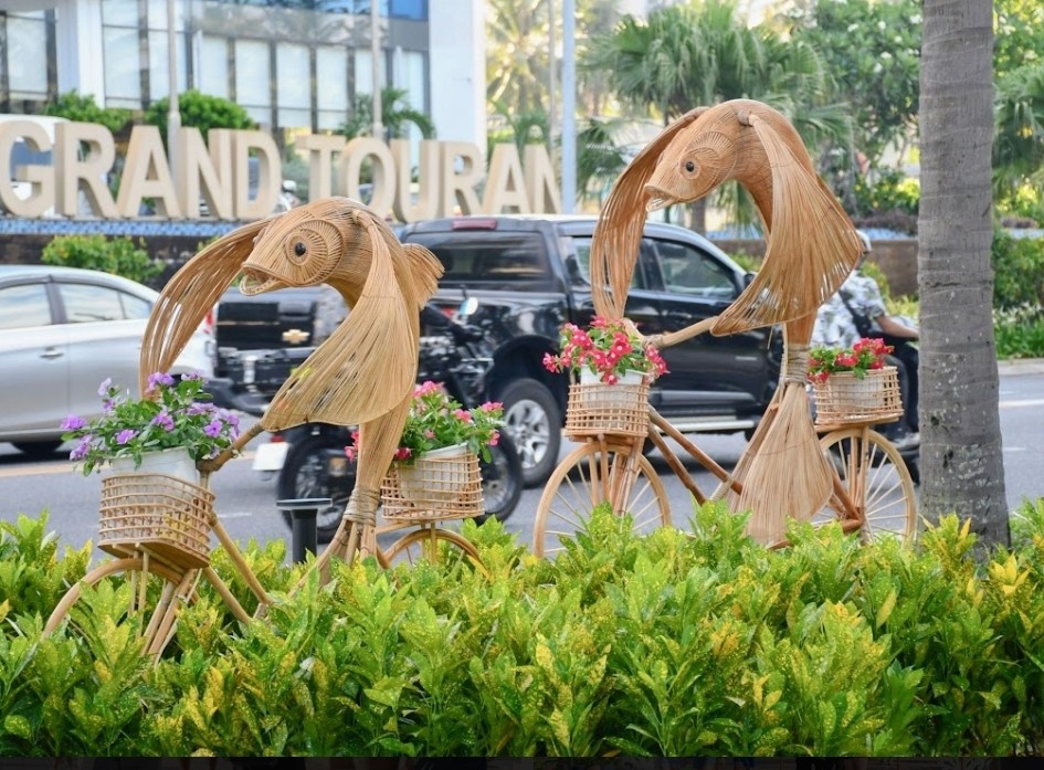 Đường hoa biển làm cho không gian biển Đà Nẵng có thêm nhiều sắc màu hơn Đường hoa biển làm cho không gian biển Đà Nẵng có thêm nhiều sắc màu hơn
