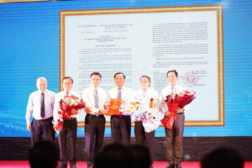 Phó Thủ tướng Chính phủ Lê Thành Long (thứ 3 từ trái qua) chúc mừng tỉnh Quảng Trị nhân sự kiện công bố quy hoạch tỉnh Quảng Trị thời kỳ 2021 - 2030, tầm nhìn đến năm 2050 (Ảnh Đ.Minh)