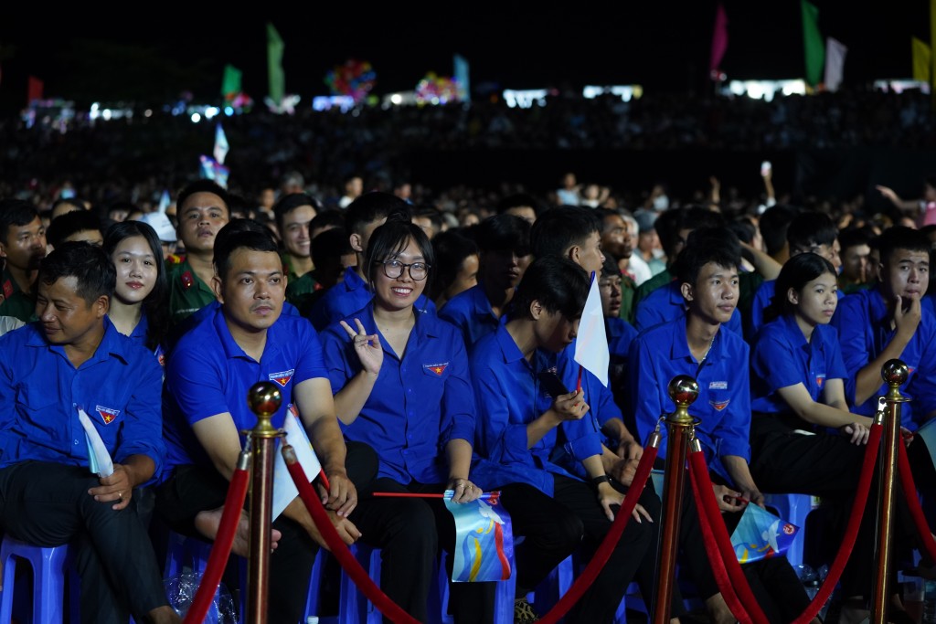 Đại diện các lực lượng, đoàn viên thanh viên, hội đoàn thể và nhân dân đến dự lễ hội vì hòa bình (Ảnh Đ.Minh)