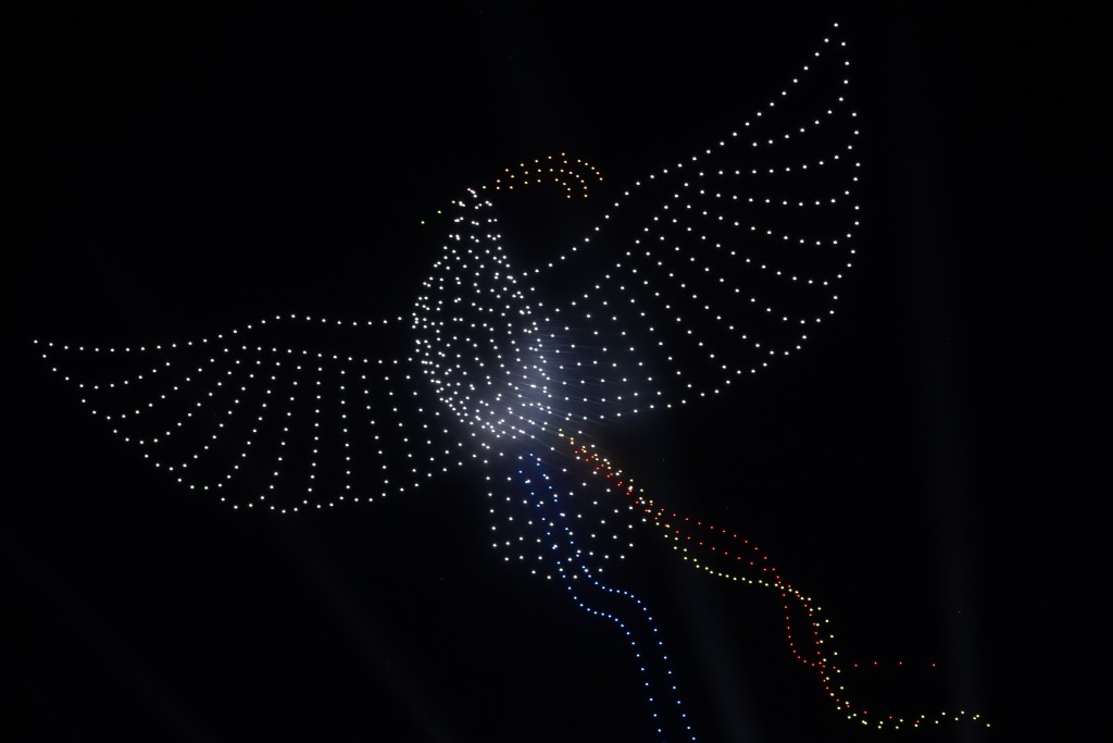 Sau khi tiếng chuông được gióng lên, đội hình drone biến đổi từ chuông hòa bình thành hình tượng chim bồ câu tung cánh (Ảnh Đ.Minh)