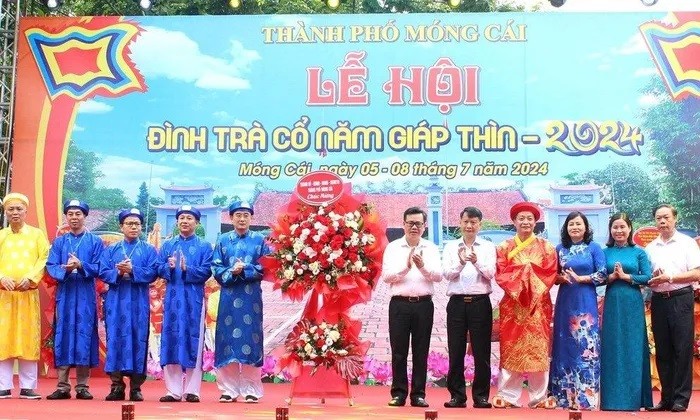 Các đồng chí lãnh đạo thành phố Móng Cái tặng hoa chúc mừng Ban tổ chức lễ hội đình Trà Cổ năm 2024.