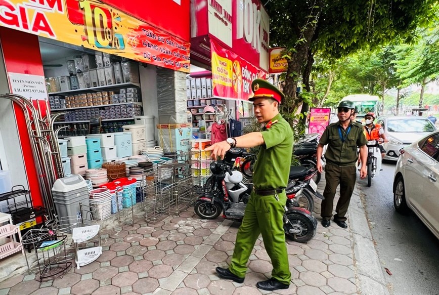Xử lý vi phạm trật tự đô thị trên phố Vũ Tông Phan