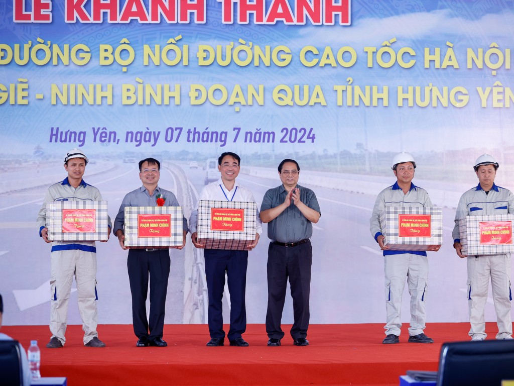 Thủ tướng tặng quà các đơn vị thi công tuyến đường bộ nối đường cao tốc Hà Nội-Hải Phòng với đường cao tốc Cầu Giẽ-Ninh Bình đoạn qua tỉnh Hưng Yên (giai đoạn 2) - Ảnh: VGP/Nhật Bắc
