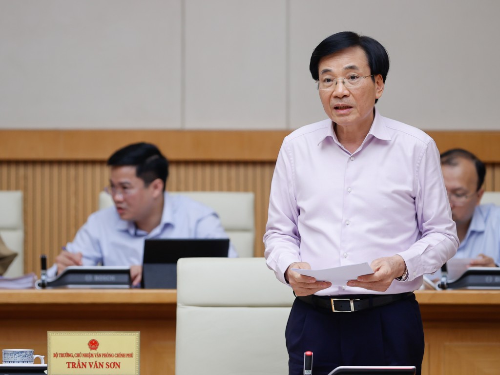 Bộ trưởng, Chủ nhiệm Văn phòng Chính phủ Trần Văn Sơn báo cáo tại Phiên họp - Ảnh: VGP/Nhật Bắc