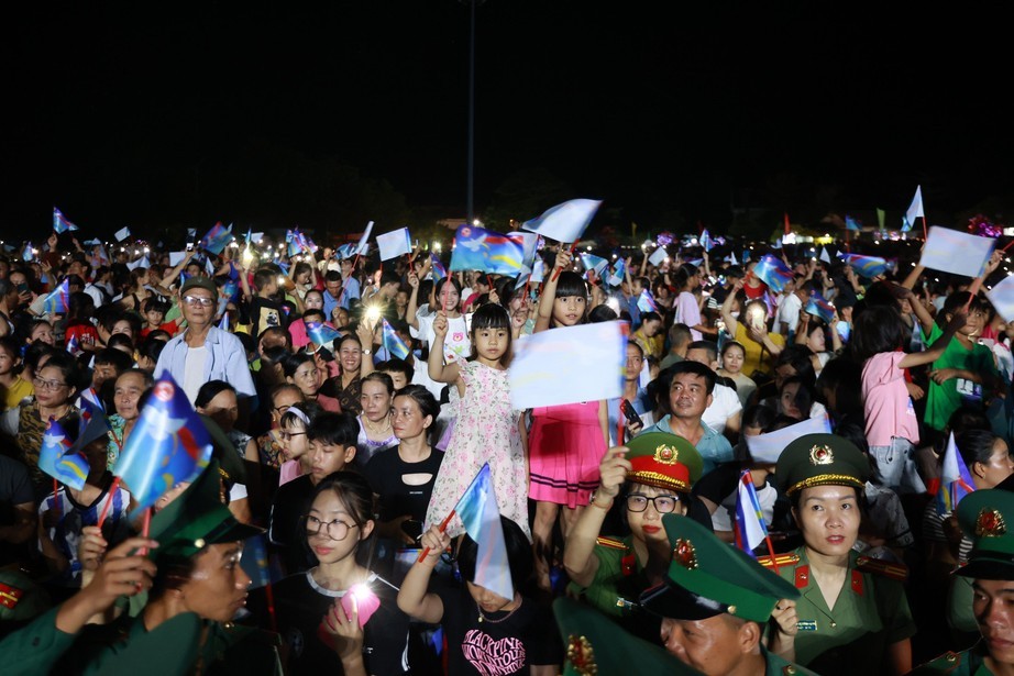 Đông đảo người dân và du khách đổ về dõi theo chương trình khai mạc Lễ hội Vì Hòa bình lần đầu tiên được tổ chức tại tỉnh Quảng Trị.