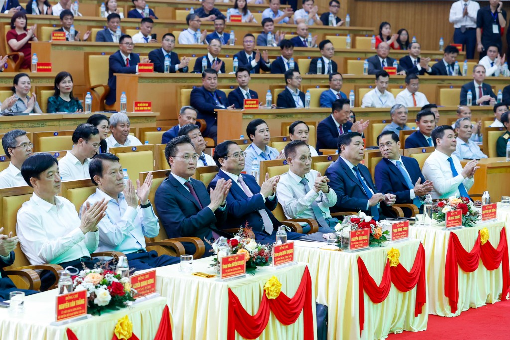 Thủ tướng Phạm Minh Chính và các đại biểu tại Hội nghị công bố Quy hoạch tỉnh Hưng Yên - Ảnh: VGP/Nhật Bắc