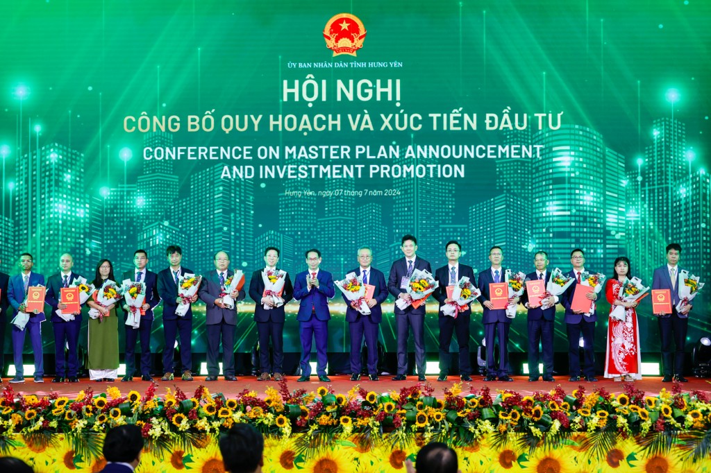 Lãnh đạo tỉnh Hưng Yên trao giấy chứng nhận đăng ký đầu tư cho các doanh nghiệp - Ảnh: VGP/Nhật Bắc