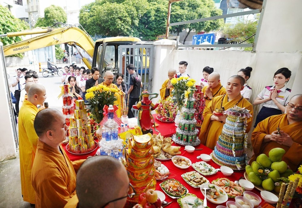 Vợ chồng doanh nhân Hoàng Kim Khánh - Phan Thị Mai tại lễ khởi công xây dựng “bếp ăn 0 đồng”