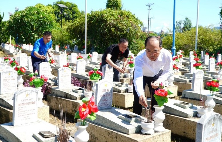 Báo Tuổi trẻ Thủ đô tiếp tục thắp lửa tri ân tại miền Trung
