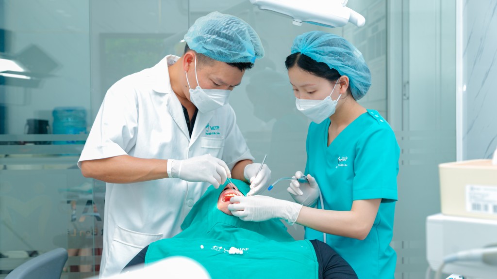 Bác sĩ Trịnh Việt Trang - CEO Nha khoa Quốc Tế Việt Pháp làm cấy ghép Implant cho khách hàng