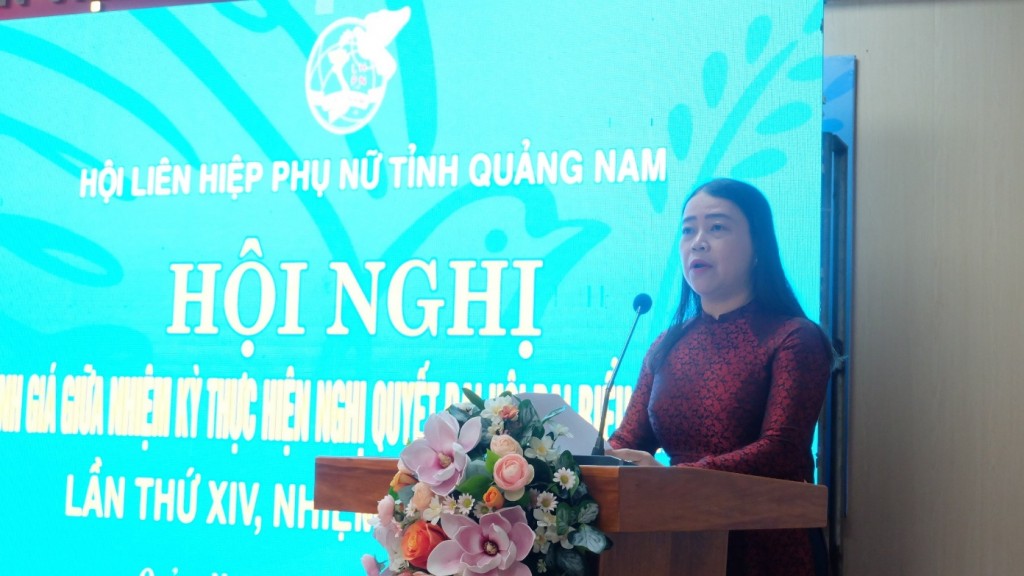 Bà Đặng Thị Lệ Thủy- Chủ tịch Hội LHPN tỉnh Quảng Nam báo cáo tại hội nghị. (Ảnh: quangnam.gov.vn)