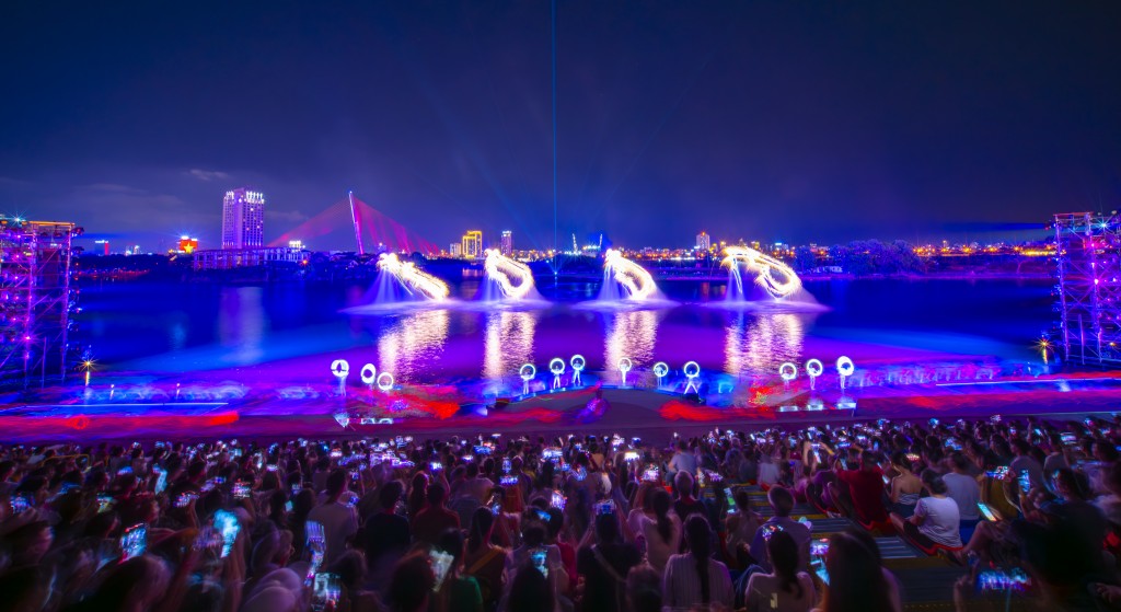 Đà Nẵng: Show “Symphony of River” ưu đãi cho khách đi Vietnam Airlines và đường sắt