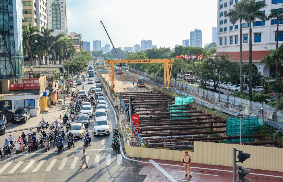 Điều chỉnh giao thông khu vực gầm cầu vượt Nguyễn Chí Thanh