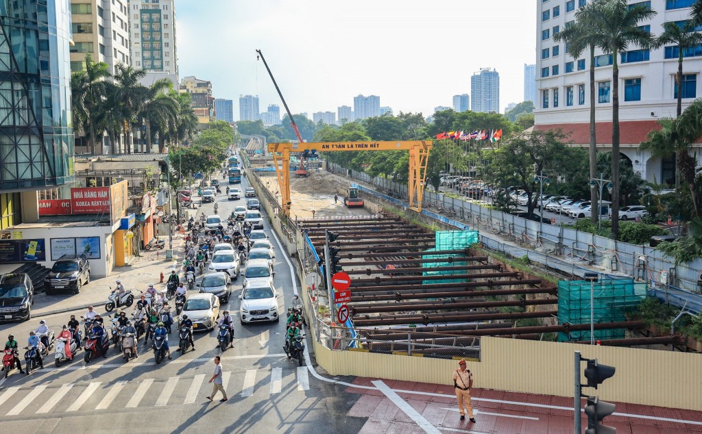 Điều chỉnh giao thông khu vực gầm cầu vượt Nguyễn Chí Thanh