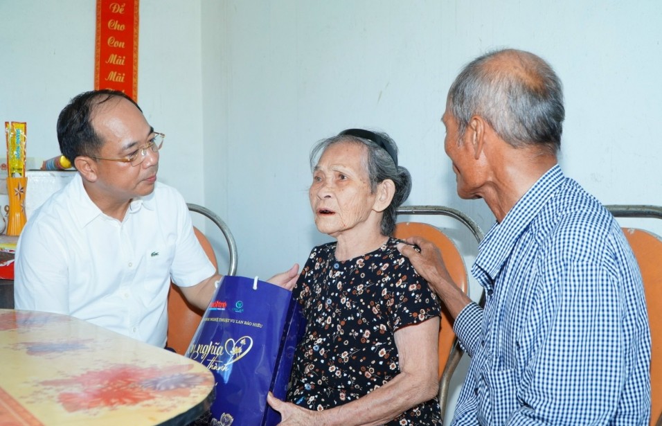 Tri ân Mẹ Việt Nam anh hùng và thân nhân liệt sỹ Lý Tự Trọng