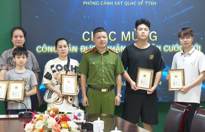 Hà Nội: Trao thẻ căn cước mới cho công dân dưới 14 tuổi
