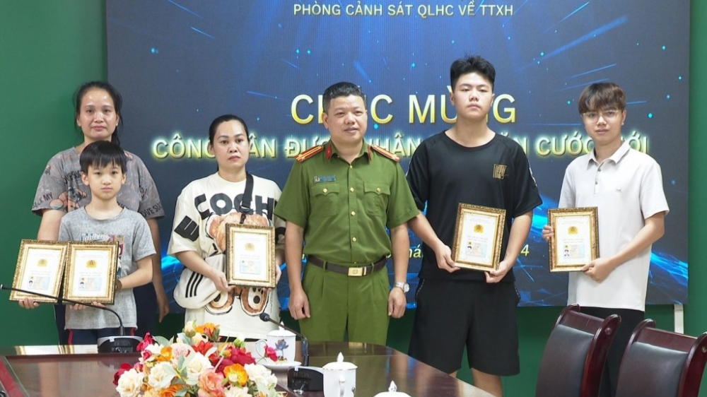 Những công dân đầu tiên của Hà Nội được cấp thẻ căn cước mới