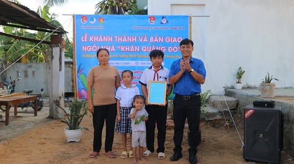 Lễ bàn giao “Nhà khăn quàng đỏ cho em Đàng Phú IVan  và em Đàng Nhật Hà Ni.