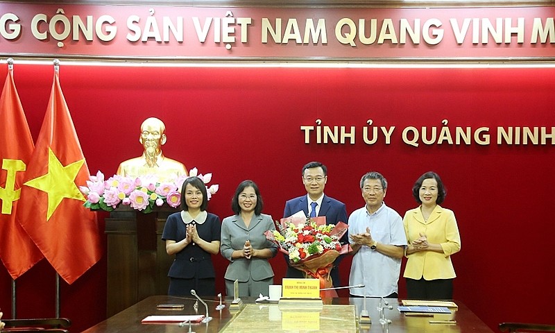 Lãnh đạo UBND tỉnh Quảng Ninh trao Quyết định và Tặng hoa chúc mừng ông Lãm nhận nhiệm vụ mới