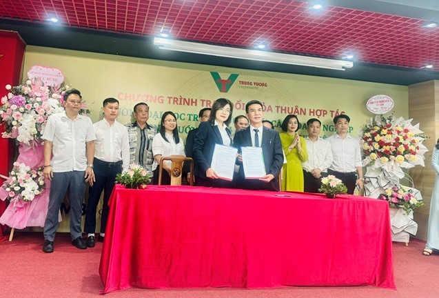  Tiến sỹ Nguyễn Huy Oanh – Hiệu trưởng trường Đại học Trưng Vương ký Thỏa thuận hợp tác với các Doanh nghiệp.