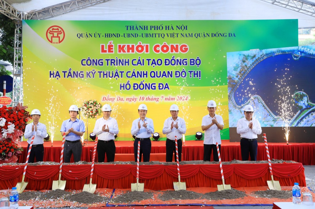 Các đại biểu thực hiện nghi thức khởi công công trình cải tạo đồng bộ hạ tầng kỹ thuật cảnh quan đô thị hồ Đống Đa