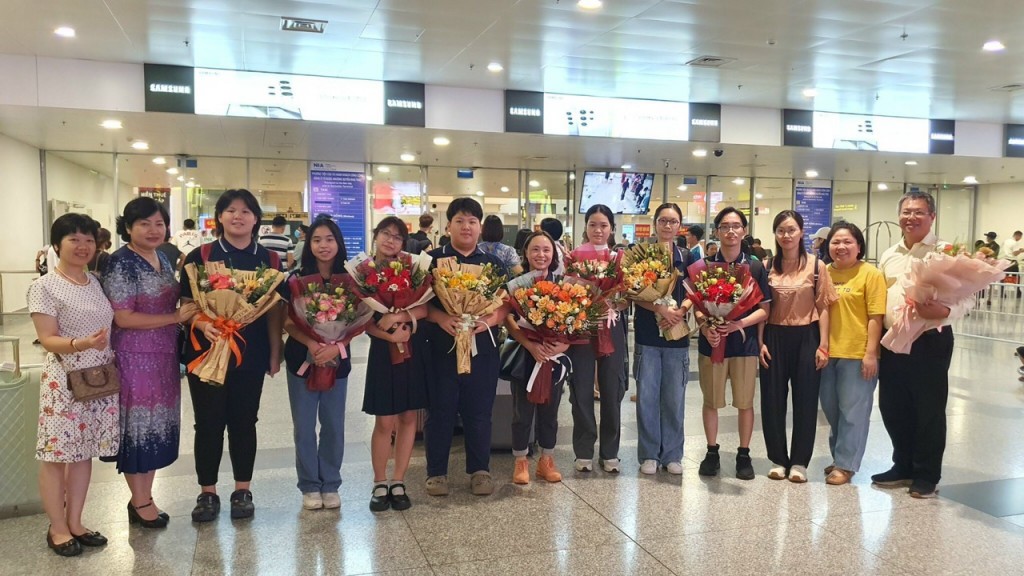 Nhà giáo Phạm Thu Hà - Hiệu trưởng trường THCS Ngô Sĩ Liên và các thầy cô giáo ra sân bay tặng hoa và đón đoàn