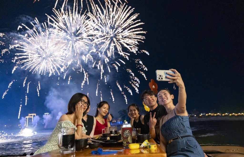 Độc quyền tại Da Nang Downtown: Ăn tối với view pháo hoa bên sông