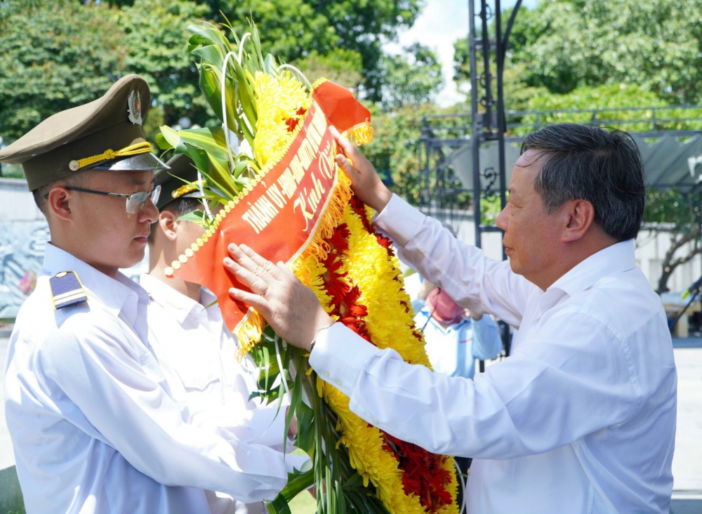Đoàn đại biểu thành phố Hà Nội dâng hương, tri ân các Anh hùng liệt sỹ tại Quảng Trị