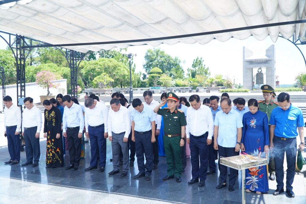 Đoàn đại biểu thành phố Hà Nội dâng hương, tri ân các Anh hùng liệt sỹ tại Quảng Trị