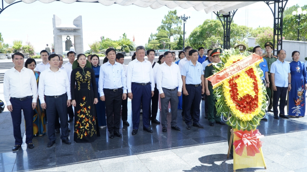 Đoàn đại biểu TP Hà Nội dâng hương, tri ân các Anh hùng liệt sỹ tại Quảng Trị