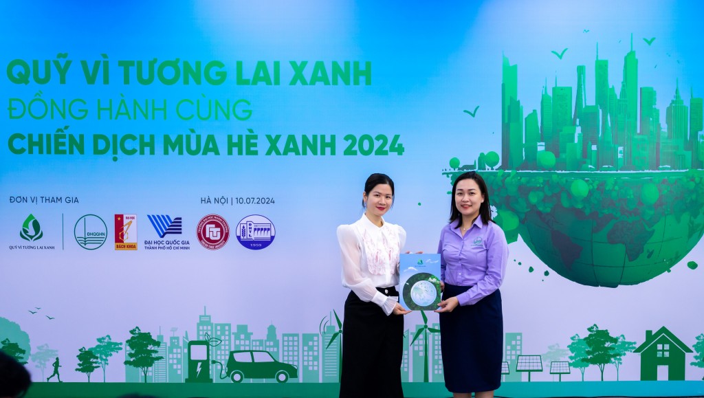 TS. Lê Thái Hà cùng bà Hứa Thanh Hoa trao thỏa thuận hợp tác giữa Quỹ Vì tương lại xanh và Đại học Quốc gia Hà Nội trong chiến dịch Mùa hè xanh