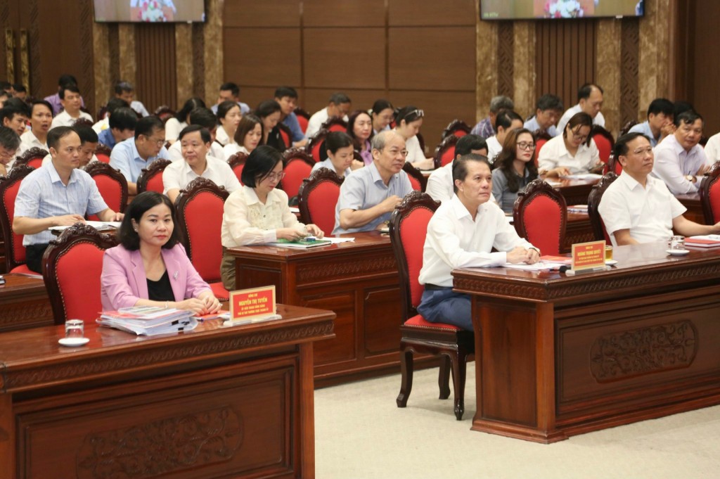 Các đồng chí lãnh đạo thành phố Hà Nội dự hội nghị tại điểm cầu Thành ủy Hà Nội. Ảnh Viết Thành