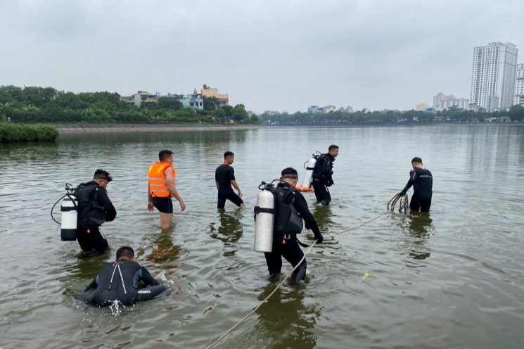 Triển khai các đội hình lặn CNCH thực tế tại hồ Linh Đàm.