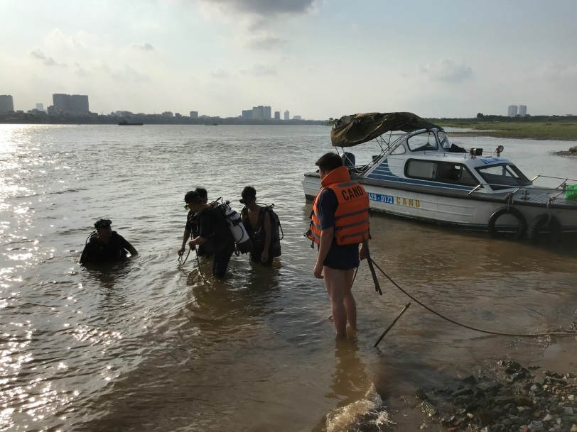 Triển khai đội hình lặn CNCH thực tế trên sông Hồng.