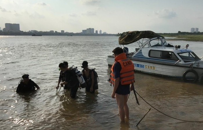 65 cảnh sát Hà Nội hoàn thành khóa tập huấn cứu hộ dưới nước