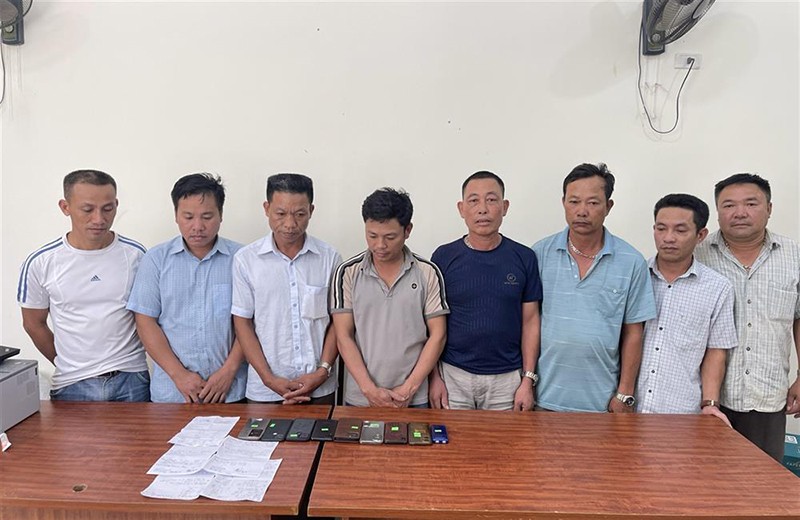 8 đối tượng trong đường dây cá độ bóng đá bị Công an huyện Yên Thành (Nghệ An) bắt giữ
