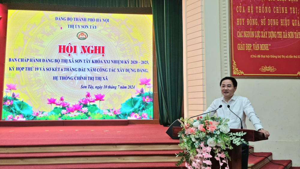Bí thư Thị ủy Sơn Tây Trần Anh Tuấn phát biểu chỉ đạo hội nghị