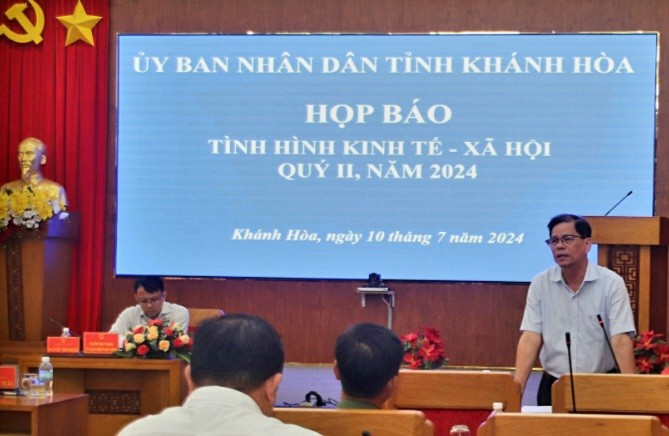 , Chủ tịch UBND tỉnh Khánh Hòa, Nguyễn Tấn Tuân chủ trì buổi họp báo (Ảnh báo Khánh Hòa)