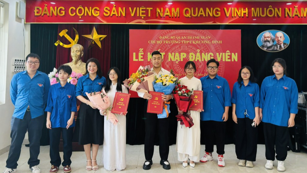 Nguyễn Sỹ Phát (giữa) chụp ản cùng thầy cô và các bạn đoàn viên 