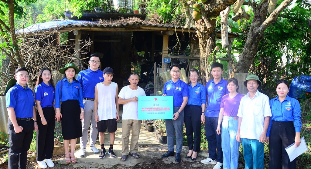 Đoàn trao tặng hỗ trợ xây dựng Nhà nghĩa tình cho gia đình cựu chiến binh Phạm Đức Vượng, tổ 1, phường Nông Tiến