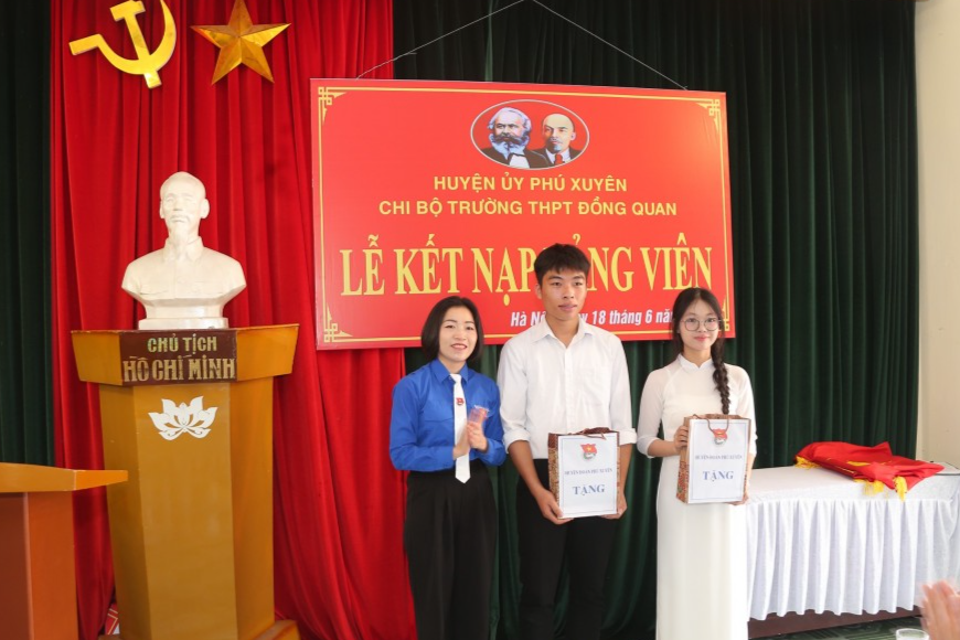 Đào Huy Việt Úc là một trong 2 học sinh trường THPT Đồng Quan được vinh dự kết nạp Đảng