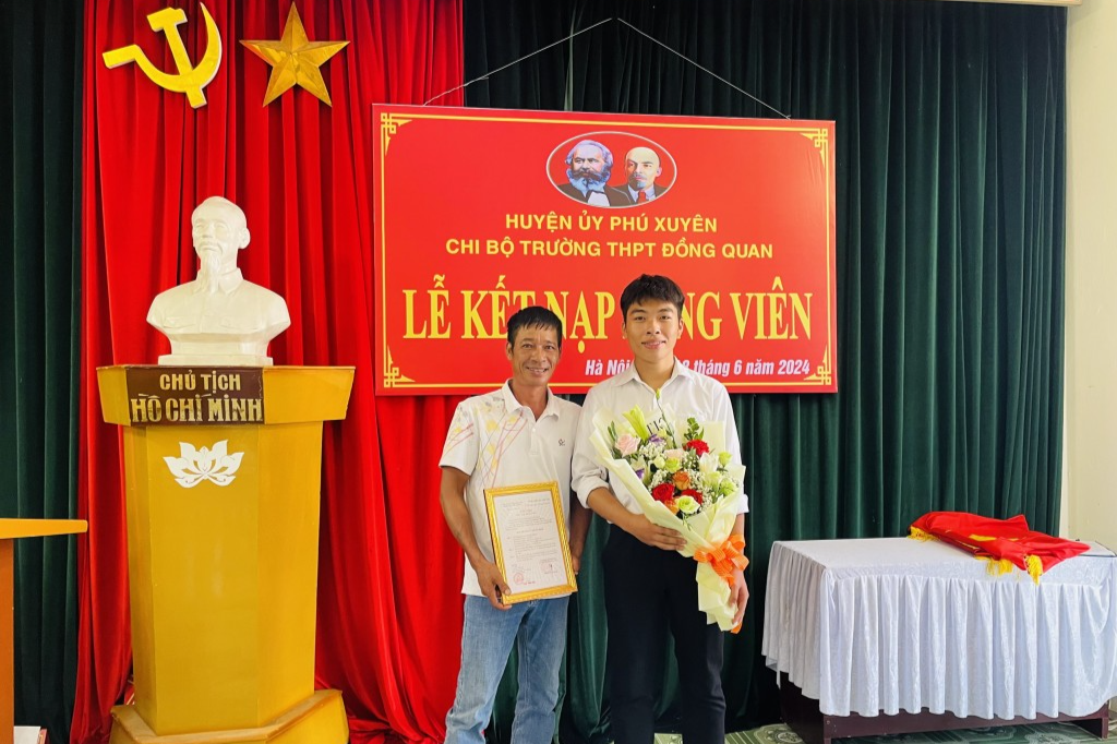 Việt Úc chụp ảnh cùng bố trong lễ kết nạp đảng viên 