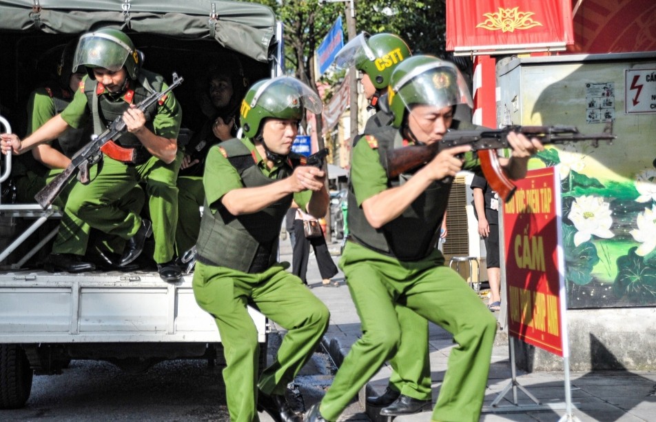 Cảnh sát Hà Đông diễn tập xử lý đối tượng cướp tiệm vàng